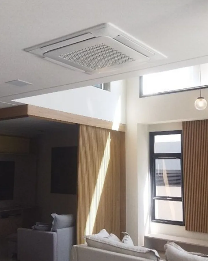 Cassete no teto de uma sala de estar com pé direito duplo
