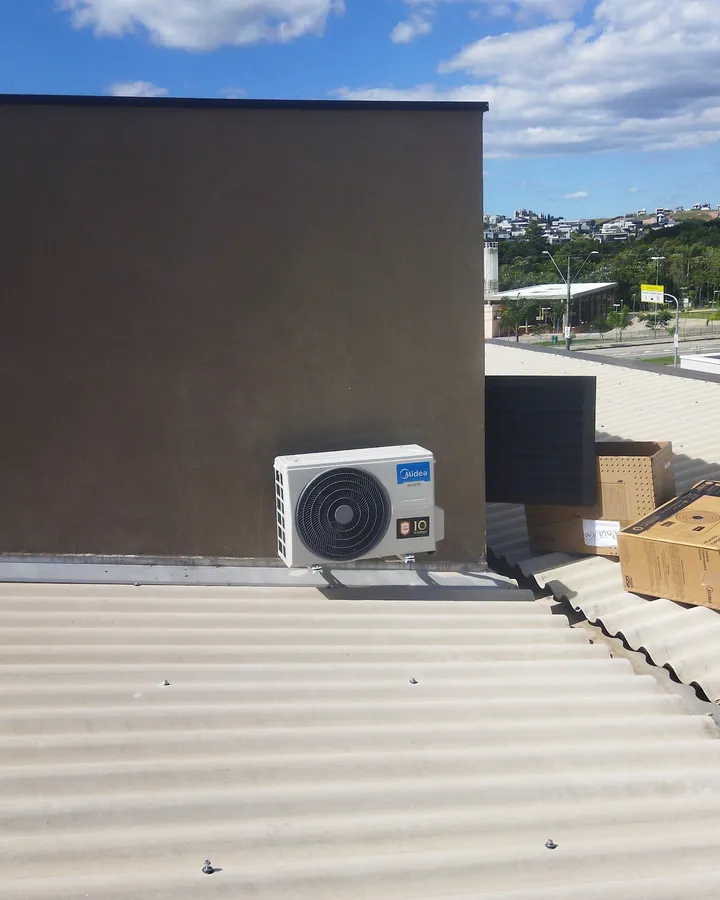Condensadora de split instalada na cobertura com vista para o Urbanova