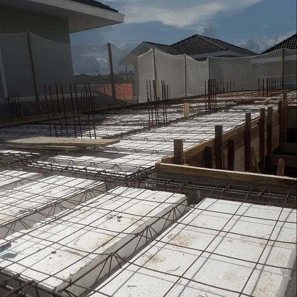 Laje de uma obra com a infraestrutura do ar condicionado sendo preparada