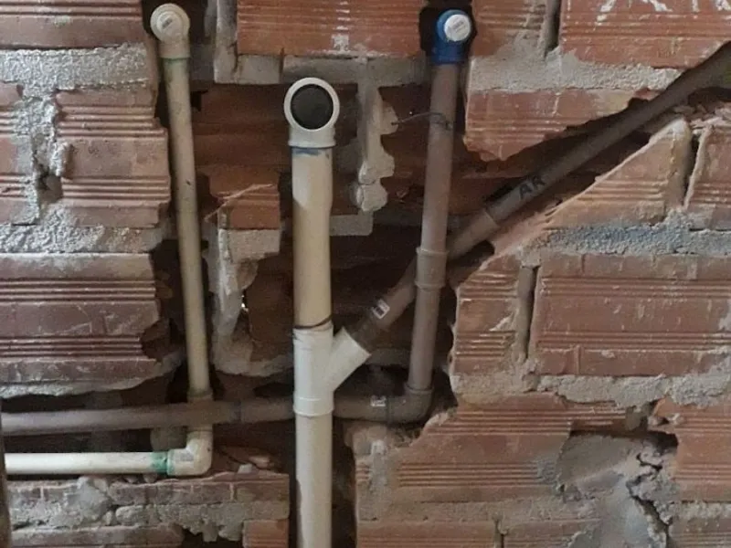 Tubos de dreno e cobre embutidos na alvenaria