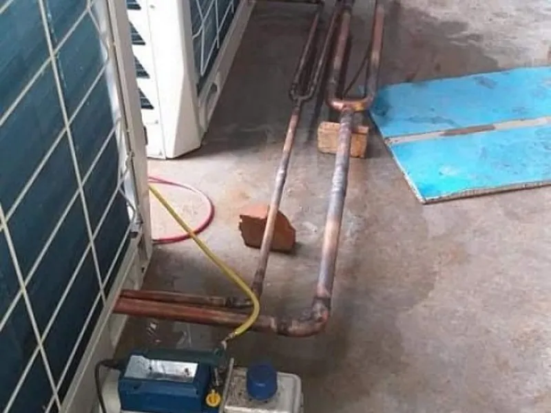 Bomba de vácuo ligada à tubulação de uma condensadora VRF