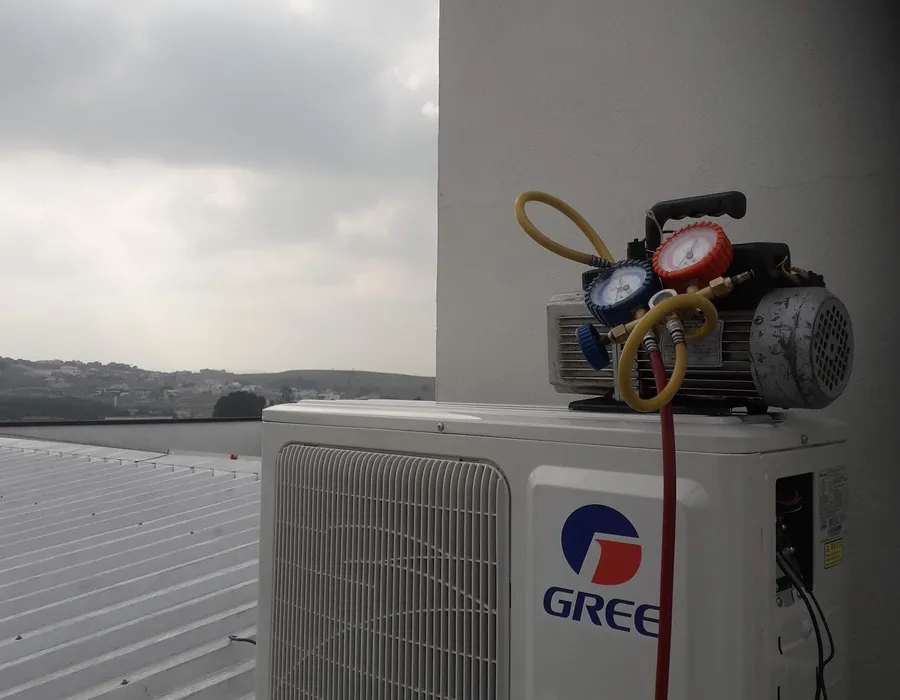 Manifold e bomba de vácuo sobre uma condensadora Gree no telhado