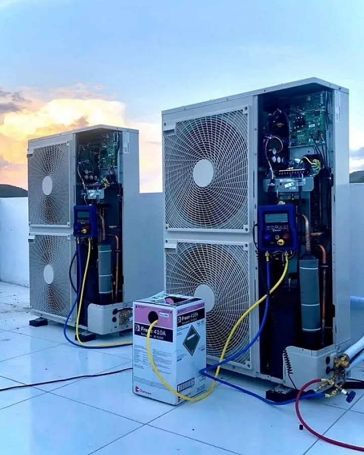 Duas condensadoras VRF na cobertura recebendo vácuo, ao pôr do sol