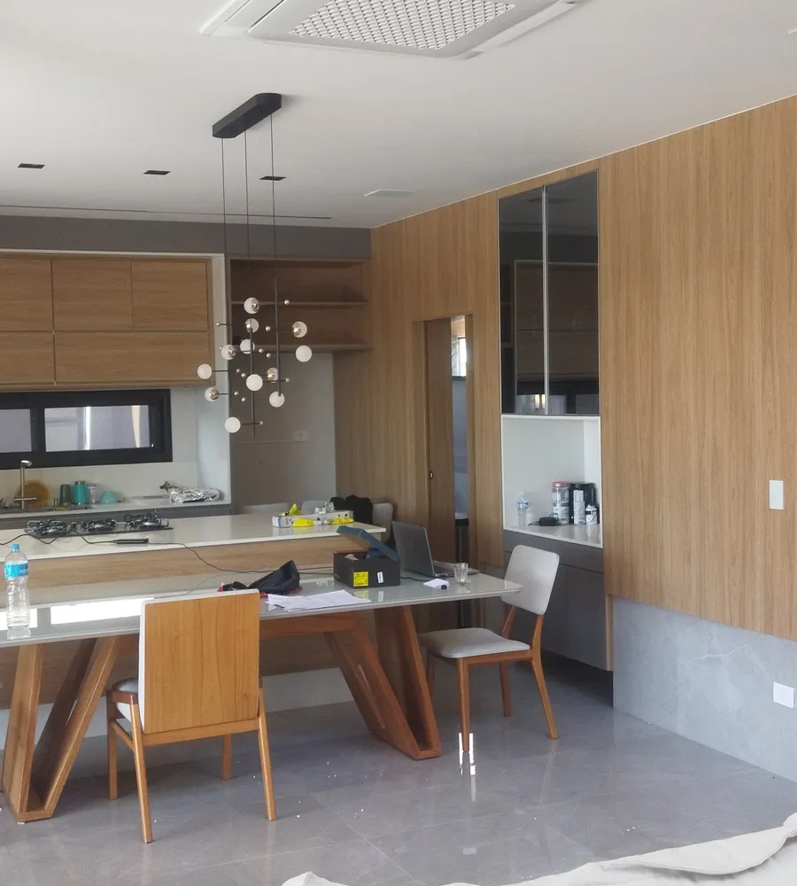 Ar condicionado cassete no forro de uma cozinha integrada
