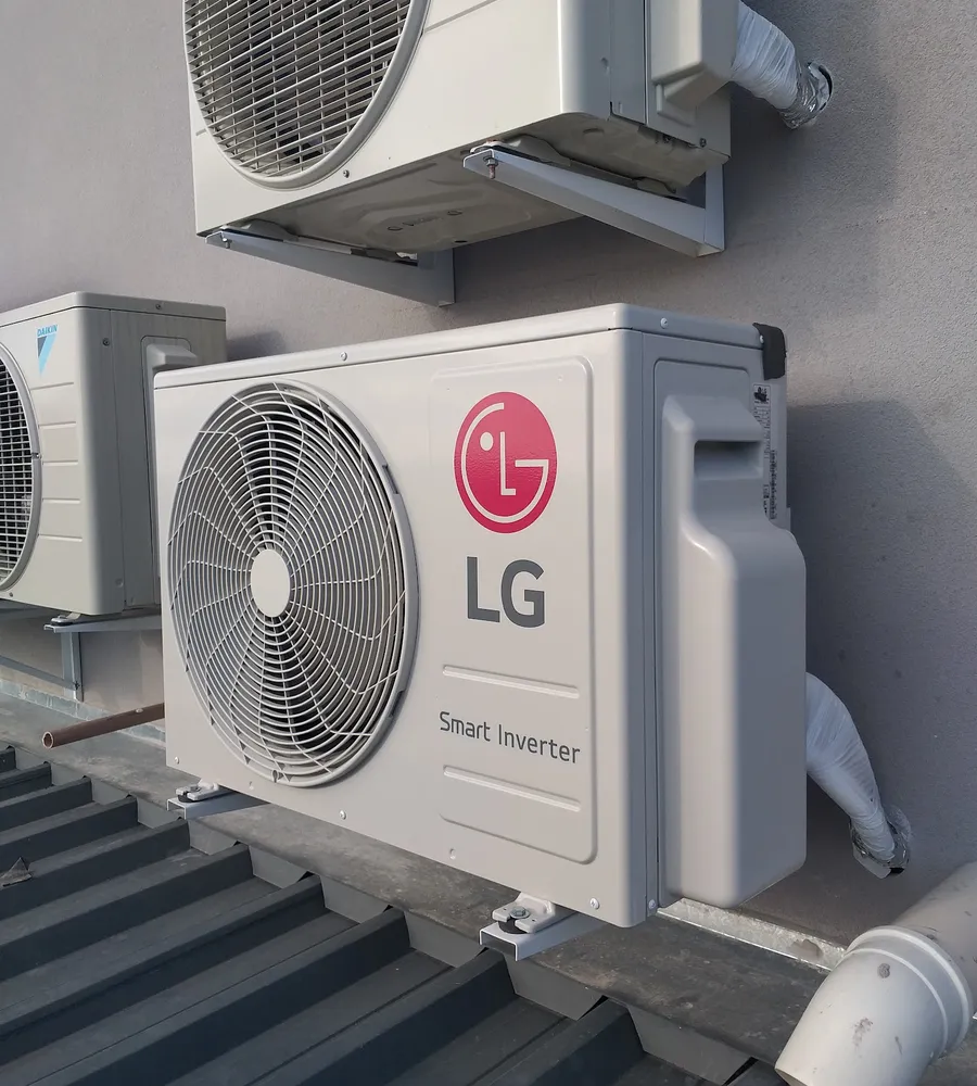 Condensadoras LG de split instaladas na lateral de uma casa